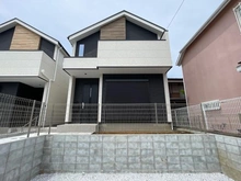 【神奈川県/横浜市泉区和泉中央南】泉区和泉中央南4丁目　新築戸建 2号棟/全2棟 外観：写真中央　2号棟(右側)/全2棟