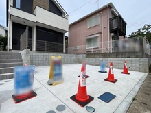 【神奈川県/横浜市泉区和泉中央南】泉区和泉中央南4丁目　新築戸建 2号棟/全2棟 駐車場：写真中央　2号棟(右側)/全2棟