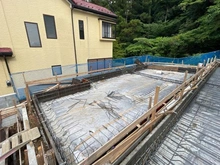 【神奈川県/横浜市戸塚区戸塚町】戸塚区戸塚町　新築戸建　1号棟/全3棟 建築中の外観：1号棟(奥左側)/全3棟