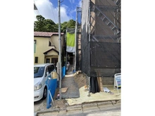 【神奈川県/横浜市戸塚区戸塚町】戸塚区戸塚町　新築戸建　1号棟/全3棟 建築中の外観：1号棟(奥)/全3棟