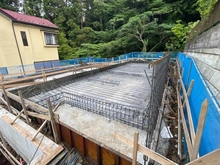 【神奈川県/横浜市戸塚区戸塚町】戸塚区戸塚町　新築戸建 3号棟/全3棟 建築中の外観：写真中央　3号棟(奥右側)/全3棟