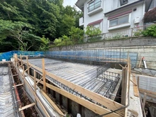 【神奈川県/横浜市戸塚区戸塚町】戸塚区戸塚町　新築戸建 3号棟/全3棟 建築中の外観：写真中央　3号棟(奥右側)/全3棟
