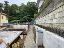 【神奈川県/横浜市戸塚区戸塚町】戸塚区戸塚町　新築戸建 3号棟/全3棟 建築中の外観：写真中央　3号棟(奥右側)/全3棟