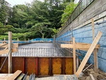【神奈川県/横浜市戸塚区戸塚町】戸塚区戸塚町　新築戸建 3号棟/全3棟 建築中の外観：写真中央　3号棟(奥右側)/全3棟