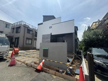 【神奈川県/横浜市保土ケ谷区月見台】保土ケ谷区月見台　新築戸建 建築中の外観：写真中央
