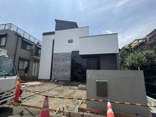 【神奈川県/横浜市保土ケ谷区月見台】保土ケ谷区月見台　新築戸建 建築中の外観：写真中央