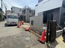 【神奈川県/横浜市保土ケ谷区月見台】保土ケ谷区月見台　新築戸建 駐車場：写真中央
