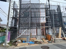 【神奈川県/横浜市泉区中田南】泉区中田南5丁目　新築戸建　1号棟/全7棟 建築中の外観：写真中央　1号棟/全9棟