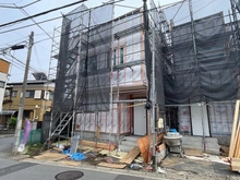 【神奈川県/横浜市泉区中田南】泉区中田南5丁目　新築戸建　1号棟/全7棟 建築中の外観：写真中央　1号棟/全9棟