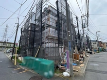 【神奈川県/横浜市泉区中田南】泉区中田南5丁目　新築戸建　1号棟/全7棟 建築中の外観：写真中央　1号棟/全9棟