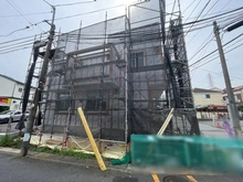 【神奈川県/横浜市泉区中田南】泉区中田南5丁目　新築戸建　1号棟/全7棟 建築中の外観：写真中央　1号棟/全9棟