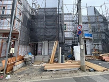 【神奈川県/横浜市泉区中田南】泉区中田南5丁目　新築戸建　2号棟/全7棟 建築中の外観：写真中央　2号棟/全9棟