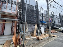 【神奈川県/横浜市泉区中田南】泉区中田南5丁目　新築戸建　2号棟/全7棟 建築中の外観：写真中央　2号棟/全9棟