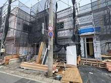 【神奈川県/横浜市泉区中田南】泉区中田南5丁目　新築戸建　2号棟/全7棟 建築中の外観：写真中央　2号棟/全9棟