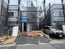 【神奈川県/横浜市泉区中田南】泉区中田南5丁目　新築戸建　3号棟/全7棟 建築中の外観：写真中央　3号棟/全9棟