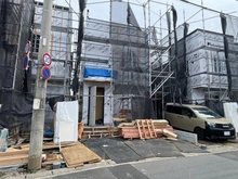 【神奈川県/横浜市泉区中田南】泉区中田南5丁目　新築戸建　3号棟/全7棟 建築中の外観：写真中央　3号棟/全9棟