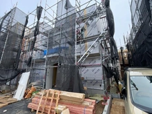 【神奈川県/横浜市泉区中田南】泉区中田南5丁目　新築戸建　3号棟/全7棟 建築中の外観：写真中央　3号棟/全9棟