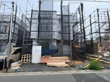 【神奈川県/横浜市泉区中田南】泉区中田南5丁目　新築戸建　5号棟/全7棟 建築中の外観：写真中央　5号棟/全9棟