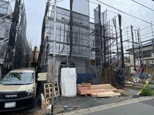 【神奈川県/横浜市泉区中田南】泉区中田南5丁目　新築戸建　5号棟/全7棟 建築中の外観：写真中央　5号棟/全9棟