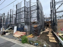 【神奈川県/横浜市泉区中田南】泉区中田南5丁目　新築戸建　5号棟/全7棟 建築中の外観：写真中央　5号棟/全9棟