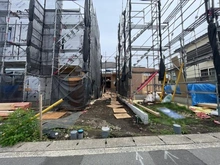 【神奈川県/横浜市泉区中田南】泉区中田南5丁目　新築戸建　6号棟/全7棟 建築中の外観：写真中央　6号棟(奥)/全9棟