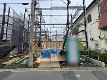 【神奈川県/横浜市泉区中田南】泉区中田南5丁目　新築戸建　7号棟/全7棟 建築中の外観：写真中央　7号棟/全9棟
