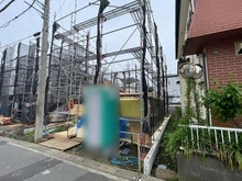 【神奈川県/横浜市泉区中田南】泉区中田南5丁目　新築戸建　7号棟/全7棟 建築中の外観：写真中央　7号棟/全9棟