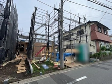【神奈川県/横浜市泉区中田南】泉区中田南5丁目　新築戸建　7号棟/全7棟 建築中の外観：写真中央　7号棟/全9棟