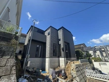【神奈川県/横浜市戸塚区上柏尾町】戸塚区上柏尾町　新築戸建　 建築中の外観：写真中央