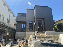 【神奈川県/横浜市戸塚区上柏尾町】戸塚区上柏尾町　新築戸建　 建築中の外観：写真中央