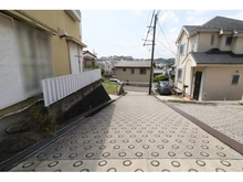 【神奈川県/横浜市港南区日野】港南区日野2丁目　新築戸建　全1棟 前面道路
