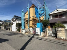 【大阪府/箕面市新稲】箕面市新稲6丁目新築戸建て 建築中の外観：全一区画　中央