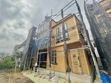 【神奈川県/相模原市南区東林間】相模原市南区東林間6丁目　新築戸建　B号棟 建築中の外観：全二棟左側