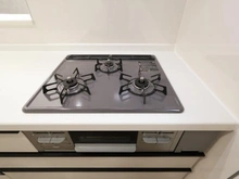 【神奈川県/横浜市青葉区藤が丘】青葉区藤が丘2丁目新築戸建て 2号棟 キッチン：三口コンロ