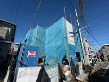 【神奈川県/横浜市緑区長津田みなみ台】緑区長津田みなみ台7丁目新築戸建て　1号棟 建築中の外観：全二棟手前側