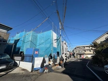 【神奈川県/横浜市緑区長津田みなみ台】緑区長津田みなみ台7丁目新築戸建て　1号棟 建築中の外観：全二棟手前側