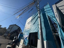 【神奈川県/横浜市緑区長津田みなみ台】緑区長津田みなみ台7丁目新築戸建て　1号棟 建築中の外観：全二棟手前側