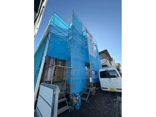 【神奈川県/横浜市緑区長津田みなみ台】緑区長津田みなみ台7丁目新築戸建て　2号棟 建築中の外観：全二棟手前側