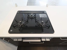 【神奈川県/大和市下鶴間】大和市下鶴間5期　新築戸建て　No.4 キッチン：三口コンロ