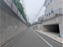 【東京都/文京区小日向】文京区小日向一丁目　中古戸建て（地下ガレージ付） 前面道路