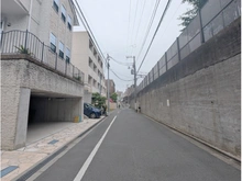 【東京都/文京区小日向】文京区小日向一丁目　中古戸建て（地下ガレージ付） 前面道路