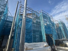 【千葉県/市川市宮久保】市川市宮久保4丁目　新築戸建　C棟 建築中の外観：全11区画　北側奥から3番目（写真中央）