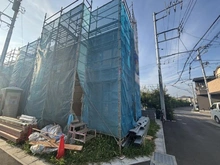 【千葉県/市川市宮久保】市川市宮久保4丁目　新築戸建　E棟 建築中の外観：全11区画　北側１番手前（写真中央）