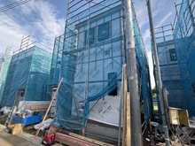 【千葉県/市川市宮久保】市川市宮久保4丁目　新築戸建　H棟 建築中の外観：全11区画　南側奥から3番目（写真中央）