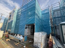 【千葉県/市川市宮久保】市川市宮久保4丁目　新築戸建　I棟 建築中の外観：全11区画　南側手前から３番目（写真中央）