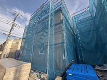 【千葉県/市川市宮久保】市川市宮久保4丁目　新築戸建　K棟 建築中の外観：全11区画　南側手前から1番目（写真中央）
