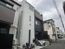 【千葉県/市川市南八幡】市川市南八幡5丁目　中古戸建 外観：写真正面、白と黒の建物