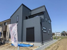 【埼玉県/川越市上野田町】川越市上野田町　1号棟 建築中の外観：全3棟／写真手前側　南側道路に面し、陽当たり良好です。