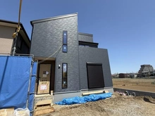 【埼玉県/川越市上野田町】川越市上野田町　1号棟 建築中の外観：全3棟／写真右