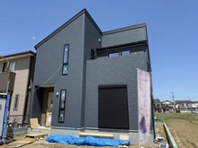 【埼玉県/川越市上野田町】川越市上野田町　1号棟 建築中の外観：全3棟／写真右